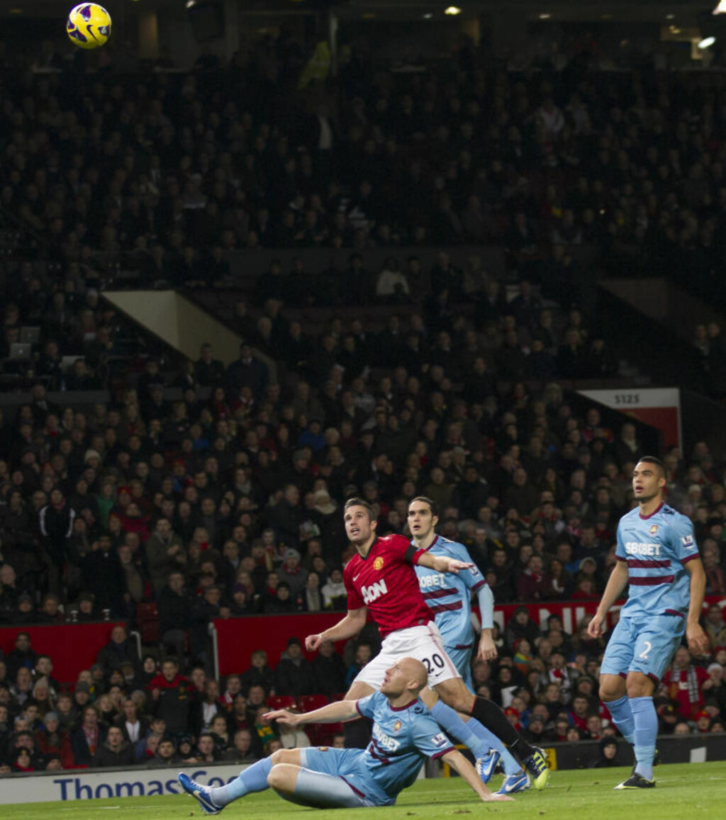 GOD OG HELDIG: Robin van Persie mente ikke å lobbe denne ballen over Jääskelainen, men skuddet endret retning i Collins og gikk i en fin bue over keeper. Foto: . (AP Photo / Jon Super) GOD OG HELDIG: Robin van Persie mente ikke å lobbe denne ballen over Jääskelainen, men skuddet endret retning i Collins og gikk i en fin bue over keeper. Foto: . (AP Photo / Jon Super)