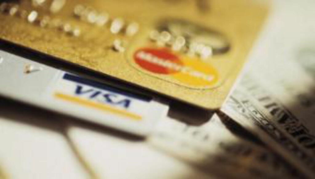 BEGRENSNINGER: Kortet for barn har uttaksbegrensninger både i butikk og minibank og kan bare brukes dersom det er penger på kontoen. Det kan ikke brukes til varer og tjenester på nettet. Foto: Thinkstock.com BEGRENSNINGER: Kortet for barn har uttaksbegrensninger både i butikk og minibank og kan bare brukes dersom det er penger på kontoen. Det kan ikke brukes til varer og tjenester på nettet. Foto: Thinkstock.com