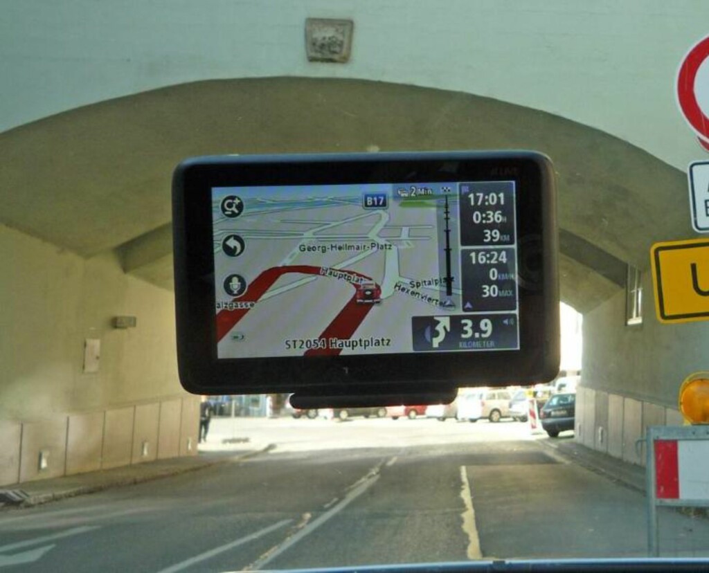 FEIL: Har du plasserte GPS-en slik, vil du garantert få oppmerksomhet fra UP. Foto: NAF FEIL: Har du plasserte GPS-en slik, vil du garantert få oppmerksomhet fra UP. Foto: NAF