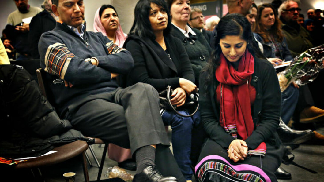 <strong>TAPTE:</strong> Her er Akhtar Chadhry sammen med kona og datteren etter tapet i kampvoteringen mot Heikki Eidsvoll Holmås på nominasjonsmøtet i Oslo SV tirsdag kveld.Foto: Jacques Hvistendahl <strong>TAPTE:</strong> Her er Akhtar Chadhry sammen med kona og datteren etter tapet i kampvoteringen mot Heikki Eidsvoll Holmås på nominasjonsmøtet i Oslo SV tirsdag kveld.Foto: Jacques Hvistendahl