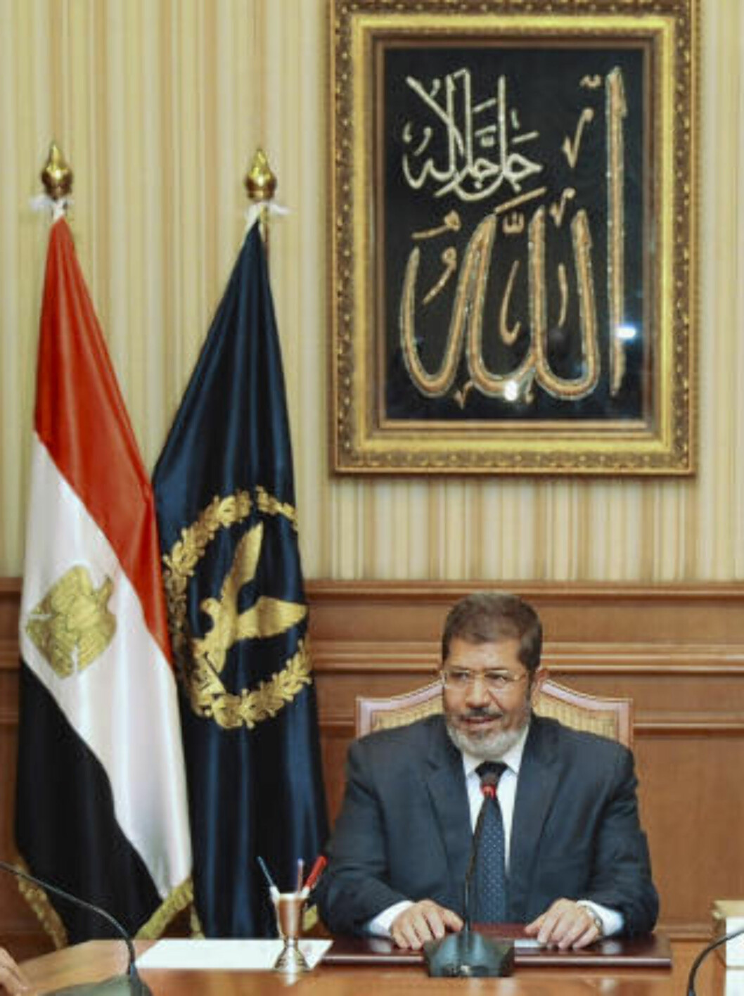 DET MUSLIMSKE BRORSKAP: President Muhammed Mursi representerer Det muslimske brorskap gjennom dets parti Frihets- og rettferdighetspartiet, som ble stiftet av skolelæreren Hassan al-Banna i 1928. Brorskapet ble forbudt av offiserregimet i 1954 da flere tusen ledere ble fengslet. Etter revolusjonen ble partiet lovlig igjen. Partiet er kjent for sitt sosiale arbeid for de fattige, men er omstridt på grunn av mangelen kamp for kvinners rettigheter. Foto: Middle East News Agency, / Reuters / NTB Scanpix DET MUSLIMSKE BRORSKAP: President Muhammed Mursi representerer Det muslimske brorskap gjennom dets parti Frihets- og rettferdighetspartiet, som ble stiftet av skolelæreren Hassan al-Banna i 1928. Brorskapet ble forbudt av offiserregimet i 1954 da flere tusen ledere ble fengslet. Etter revolusjonen ble partiet lovlig igjen. Partiet er kjent for sitt sosiale arbeid for de fattige, men er omstridt på grunn av mangelen kamp for kvinners rettigheter. Foto: Middle East News Agency, / Reuters / NTB Scanpix