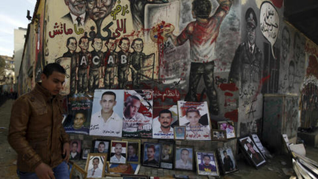 MINNES DE DØDE: En mann går forbi fotografiene av de demonstrantene som har blitt drept under protester mot den tidligere offiser-presidenten Hosni Mubarak. Revolusjonen i Egypt startet 25. januar i fjor. Foto: Amr Abdallah Dalsh / Reuters / NTB Scanpix MINNES DE DØDE: En mann går forbi fotografiene av de demonstrantene som har blitt drept under protester mot den tidligere offiser-presidenten Hosni Mubarak. Revolusjonen i Egypt startet 25. januar i fjor. Foto: Amr Abdallah Dalsh / Reuters / NTB Scanpix