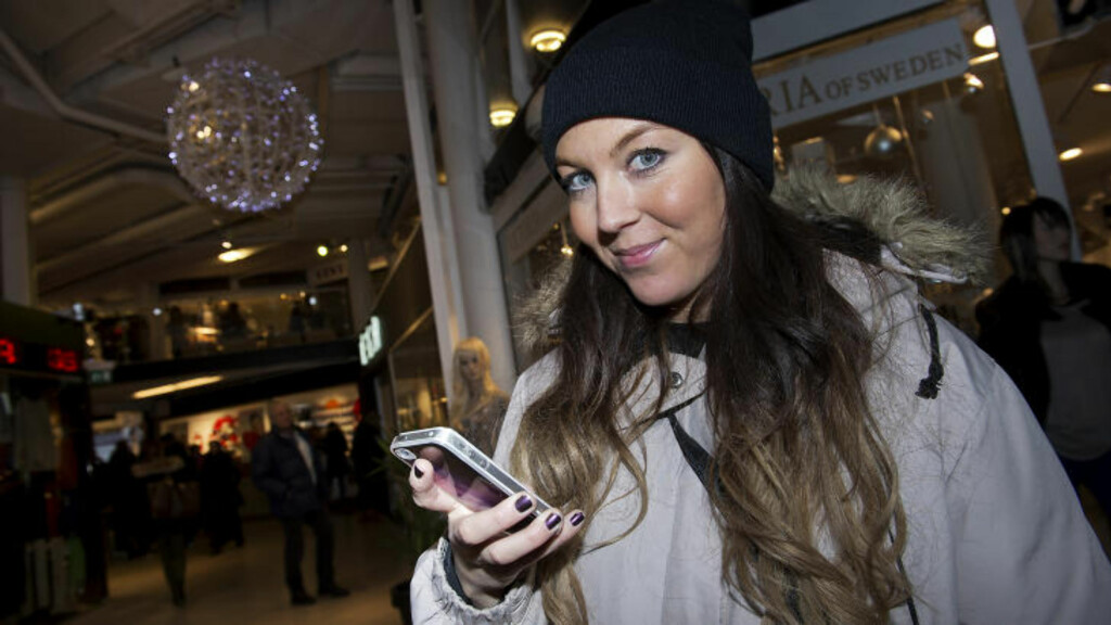 MOBILFEST: Cathrine Andersen (29) sier at hun bruker mobilen hele dagen, til sms, ringing, instagram, Facebook og e-post. Hun er en av dem som beholder mobilen i veska ved matbordet, men har den med i senga. - Av og til føler jeg at jeg tukler altfor mye med mobilen, men jeg har ikke laget noen begrensinger på det. Jeg er stylist så jeg blir inspirert av å se andres bilder, og jeg liker å holde meg oppdatert gjennom mobilen. Foto: Øistein Norum Monsen / DAGBLADET MOBILFEST: Cathrine Andersen (29) sier at hun bruker mobilen hele dagen, til sms, ringing, instagram, Facebook og e-post. Hun er en av dem som beholder mobilen i veska ved matbordet, men har den med i senga. - Av og til føler jeg at jeg tukler altfor mye med mobilen, men jeg har ikke laget noen begrensinger på det. Jeg er stylist så jeg blir inspirert av å se andres bilder, og jeg liker å holde meg oppdatert gjennom mobilen. Foto: Øistein Norum Monsen / DAGBLADET