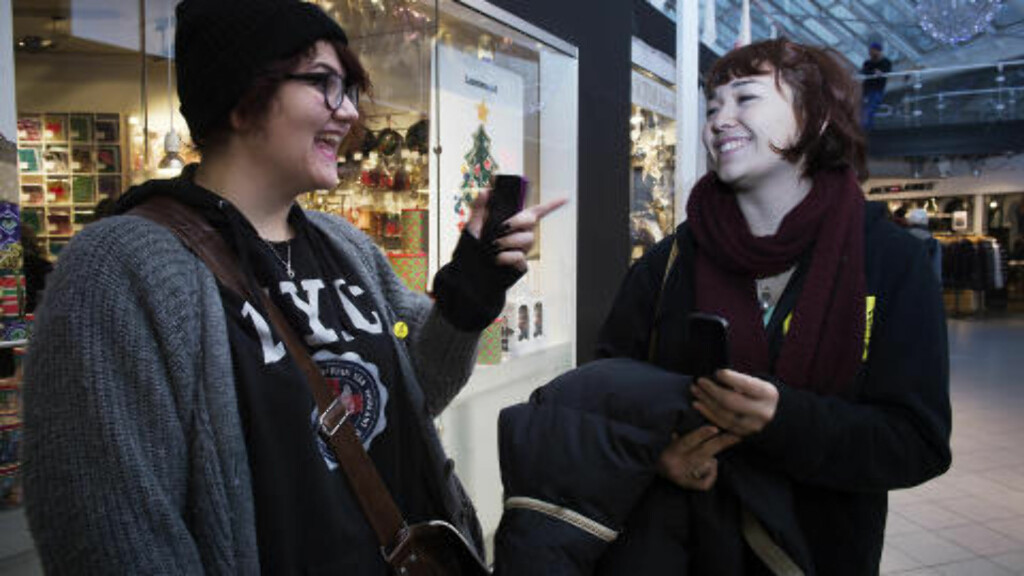 ULIKT MOBILFORHOLD: Hanna Andersen (20) (f.v) og Julie Chantal (21) bruker begge smarttelefoner. Mens Hanna bruker mobilen til Facebook og Instragram, sjekker Julie bare mobilen morgen og kveld, noe hun forklarer med et kjølig forhold til teknologi. Begge har med mobilen i senga. - Glemmer jeg den hjemme får jeg abstinenser, jeg er avhengig, sier Hanna, som mener bruken ikke går ut over andre gjøremål. Foto: Øistein Norum Monsen / DAGBLADET ULIKT MOBILFORHOLD: Hanna Andersen (20) (f.v) og Julie Chantal (21) bruker begge smarttelefoner. Mens Hanna bruker mobilen til Facebook og Instragram, sjekker Julie bare mobilen morgen og kveld, noe hun forklarer med et kjølig forhold til teknologi. Begge har med mobilen i senga. - Glemmer jeg den hjemme får jeg abstinenser, jeg er avhengig, sier Hanna, som mener bruken ikke går ut over andre gjøremål. Foto: Øistein Norum Monsen / DAGBLADET