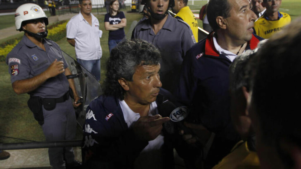 SJOKKERT: Tigre-trener Nestor Gorosito hevdet overfor journalister at det ble trukket pistoler mot spillerne hans. Foto: REUTERS/Paulo Whitaker SJOKKERT: Tigre-trener Nestor Gorosito hevdet overfor journalister at det ble trukket pistoler mot spillerne hans. Foto: REUTERS/Paulo Whitaker