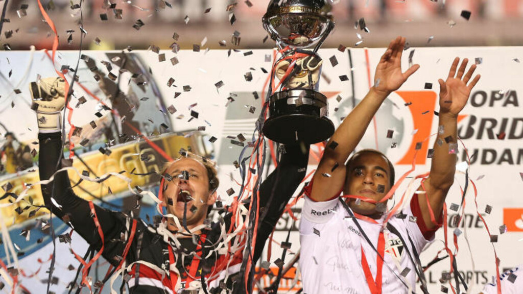 FEIRET SEIEREN: De spesielle omstendighetene la tilsynelatende ingen demper på Sao Paulo-spillernes feiring. Foto: (AP Photo/Andre Penner) FEIRET SEIEREN: De spesielle omstendighetene la tilsynelatende ingen demper på Sao Paulo-spillernes feiring. Foto: (AP Photo/Andre Penner)