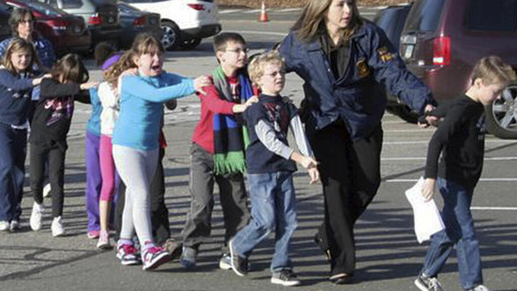 REDDE: Her blir tydelig livredde barn eskortert fra en barneskole i Connecticut. Foto:AP Photo/Newtown Bee, Shannon Hicks/NTB Scanpix REDDE: Her blir tydelig livredde barn eskortert fra en barneskole i Connecticut. Foto:AP Photo/Newtown Bee, Shannon Hicks/NTB Scanpix