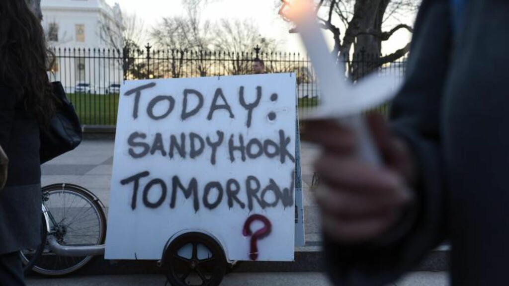 BUDSKAP: Dette var blant budskapene til demonstrantene. Foto: EPA/MICHAEL REYNOLDS/NTB scanpix BUDSKAP: Dette var blant budskapene til demonstrantene. Foto: EPA/MICHAEL REYNOLDS/NTB scanpix