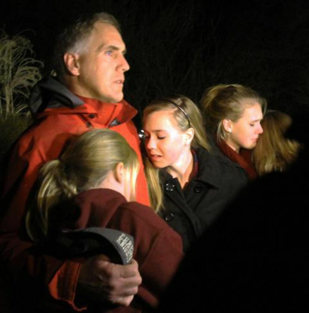 EMOSJONELT: En far omfavner sine barn under en minnestund i en kirke i Newtown etter massakren. Foto: AP Photo/The Journal News, Frank Becerra Jr./NTB Scanpix EMOSJONELT: En far omfavner sine barn under en minnestund i en kirke i Newtown etter massakren. Foto: AP Photo/The Journal News, Frank Becerra Jr./NTB Scanpix