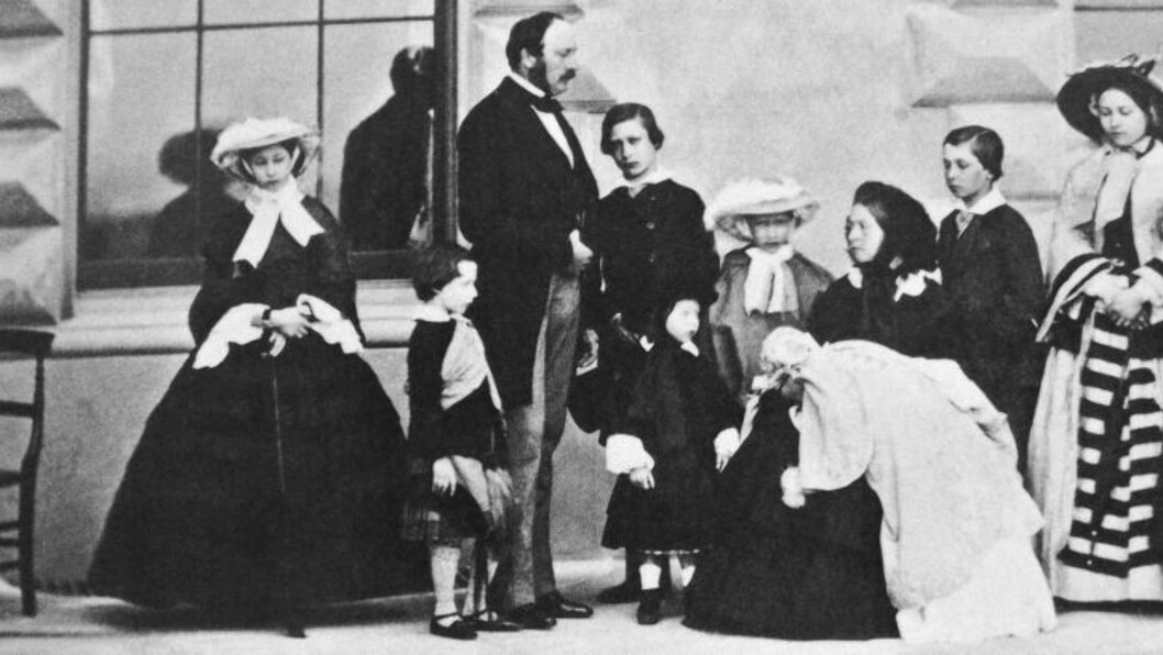 <strong>FAMILIEN SAMLET:</strong> På dette fotografiet datert 26. mai 1857 er Albert og Victoria omgitt av de ni barna Alice (t.v), Arthur, prinsen av Wales (seinere Edward VII), Leopold, Louise, Beatrice, Alfred, Victoria og Helena. Foto: Wikipedia / The Royal Collection <strong>FAMILIEN SAMLET:</strong> På dette fotografiet datert 26. mai 1857 er Albert og Victoria omgitt av de ni barna Alice (t.v), Arthur, prinsen av Wales (seinere Edward VII), Leopold, Louise, Beatrice, Alfred, Victoria og Helena. Foto: Wikipedia / The Royal Collection