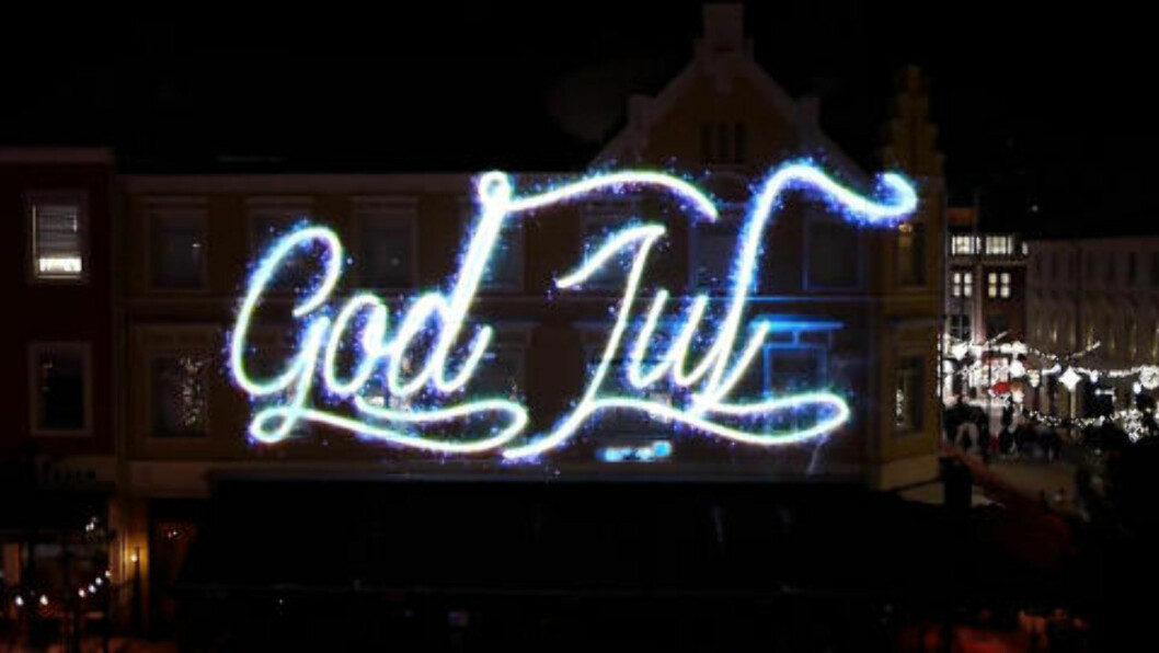 <strong>TYDELIG BUDSKAP:</strong> Lysshowet sprer god julestemning på torget i Kristiansand. Foto: Blank <strong>TYDELIG BUDSKAP:</strong> Lysshowet sprer god julestemning på torget i Kristiansand. Foto: Blank