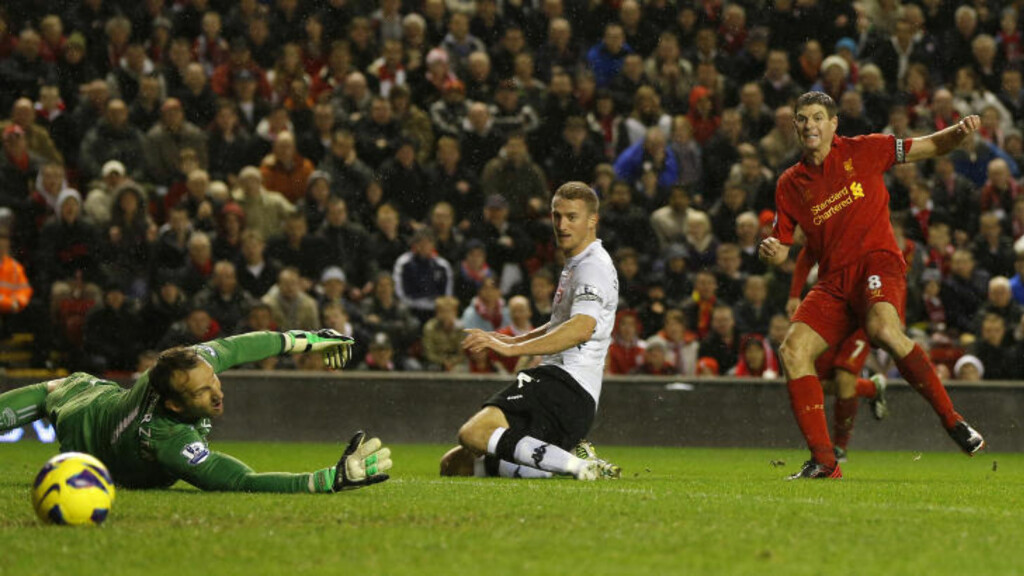 PÅ ETTERSKUDD: Steven Gerrard sender ballen forbi Brede Hangeland og i mål. Foto: REUTERS/Phil Noble/NTB scanpix PÅ ETTERSKUDD: Steven Gerrard sender ballen forbi Brede Hangeland og i mål. Foto: REUTERS/Phil Noble/NTB scanpix