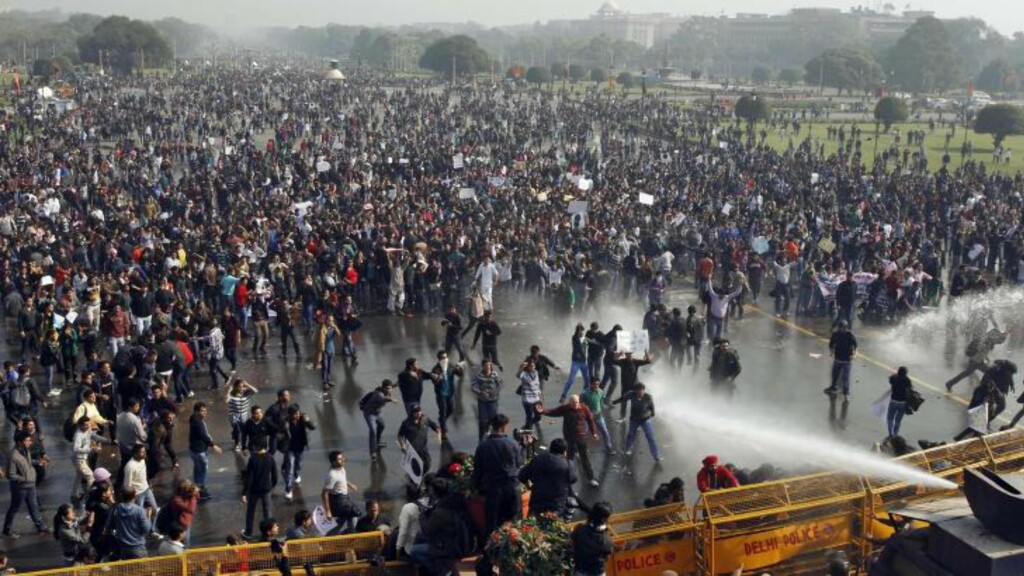 KREVER DØDSSTRAFF: Demonstrantene krever strengest mulig straff for de som gruppevoldtok ei 23 år gammel kvinne på en buss i New Delhi søndag. Her demonstrerer tusenvis av studenter utenfor presidentpalasset i hovedstaden. Foto: AP / Tsering Topgyal / NTB scanpix KREVER DØDSSTRAFF: Demonstrantene krever strengest mulig straff for de som gruppevoldtok ei 23 år gammel kvinne på en buss i New Delhi søndag. Her demonstrerer tusenvis av studenter utenfor presidentpalasset i hovedstaden. Foto: AP / Tsering Topgyal / NTB scanpix