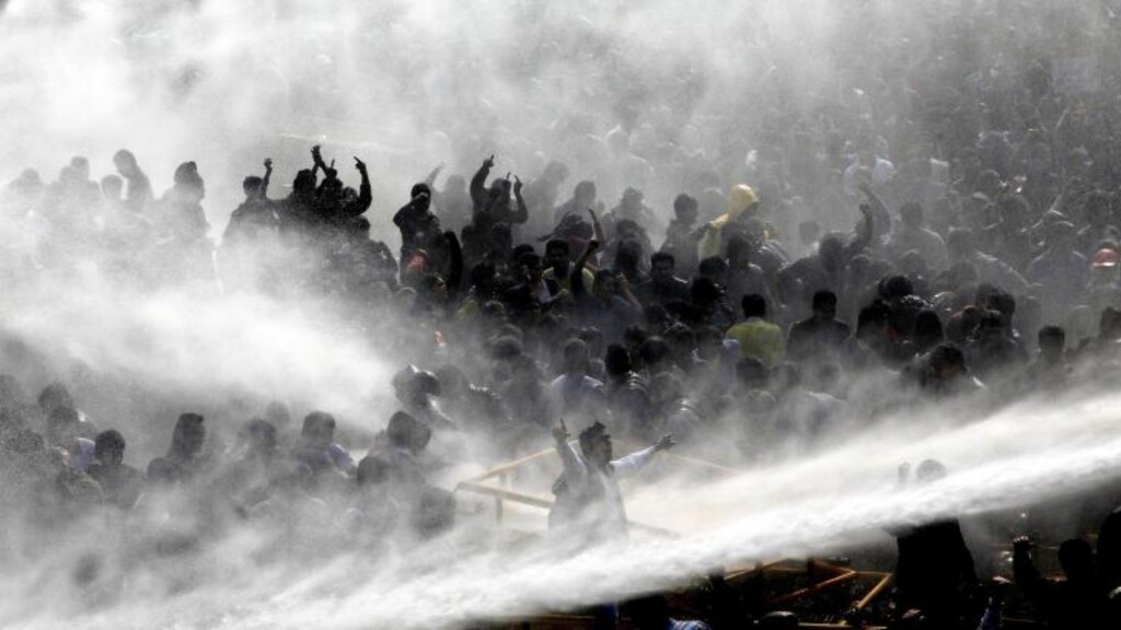 VANNKANONER: Politiet brukte vann for å kjøle ned demonstrantene. Foto: EPA / ANINDITO MUKHERJEE / NTB scanpix VANNKANONER: Politiet brukte vann for å kjøle ned demonstrantene. Foto: EPA / ANINDITO MUKHERJEE / NTB scanpix