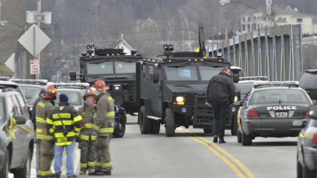 SWAT TEAM: Et Swat team ble sendt til åstedet for brannen og drapene i Webster, 55 mil fra New York i dag. Ifølge politiet er gjerningsmannen tidligere dømt for drapet på sine bestemor. Foto: AP Photo / Messenger Post Media, Seth Binnix / NTB Scanpix SWAT TEAM: Et Swat team ble sendt til åstedet for brannen og drapene i Webster, 55 mil fra New York i dag. Ifølge politiet er gjerningsmannen tidligere dømt for drapet på sine bestemor. Foto: AP Photo / Messenger Post Media, Seth Binnix / NTB Scanpix