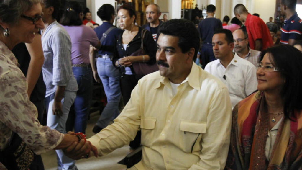 ARVTAGEREN: Samme dag som visepresident Nicolas Maduro snakket med Chávez deltok han på en messe hvor deltagerne ba for Hugo Chavez' helse i hovedstaden Caracas. Dette er første gangen det har blitt gitt informasjon om presidentens helsetilstand på to uker. Foto: REUTERS/Carlos Garcia Rawlins / NTB Scanpix ARVTAGEREN: Samme dag som visepresident Nicolas Maduro snakket med Chávez deltok han på en messe hvor deltagerne ba for Hugo Chavez' helse i hovedstaden Caracas. Dette er første gangen det har blitt gitt informasjon om presidentens helsetilstand på to uker. Foto: REUTERS/Carlos Garcia Rawlins / NTB Scanpix