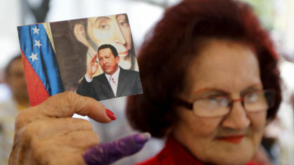 STØTTESPILLERE: En av Chávez` støttespillere holder opp et bilde av presidenten på en seremoni arrangert for å be for hans helsetilstand i hovedstaden 20. desember. Foto: REUTERS / Carlos Garcia Rawlins / NTB Scanpix STØTTESPILLERE: En av Chávez` støttespillere holder opp et bilde av presidenten på en seremoni arrangert for å be for hans helsetilstand i hovedstaden 20. desember. Foto: REUTERS / Carlos Garcia Rawlins / NTB Scanpix