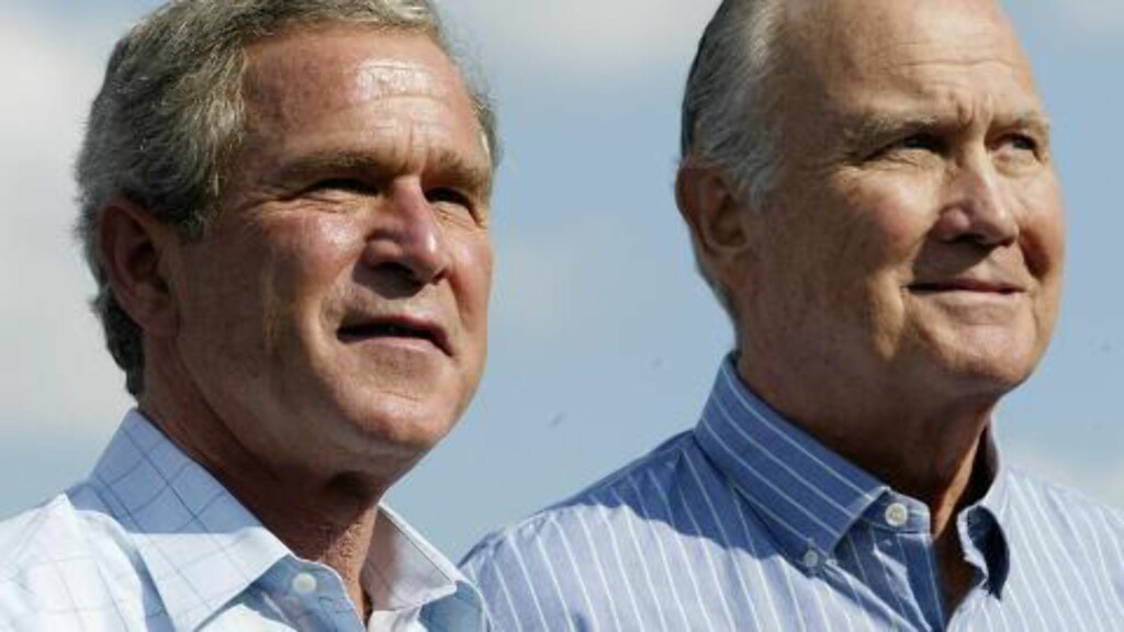 RESPEKTERT: Her er generalen sammen med daværende president George W. Bush. Schwarzkopf var høyt aktet blant amerikanske militære og politikere. Foto: AFP / NTB Scanpix RESPEKTERT: Her er generalen sammen med daværende president George W. Bush. Schwarzkopf var høyt aktet blant amerikanske militære og politikere. Foto: AFP / NTB Scanpix