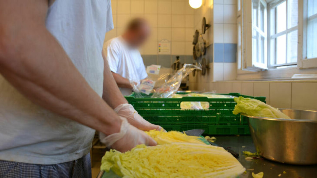AKTIVITETER: Som høyrisikofange vil ikke Breivik få sosial omgang med andre fanger ved andre avdelinger, men vil bli aktivisert gjenom andre ordninger. Her er fanger ved Ila i gang med matlaging. Foto: Ila fengsel og forvaringsanstalt/Glefs AS AKTIVITETER: Som høyrisikofange vil ikke Breivik få sosial omgang med andre fanger ved andre avdelinger, men vil bli aktivisert gjenom andre ordninger. Her er fanger ved Ila i gang med matlaging. Foto: Ila fengsel og forvaringsanstalt/Glefs AS
