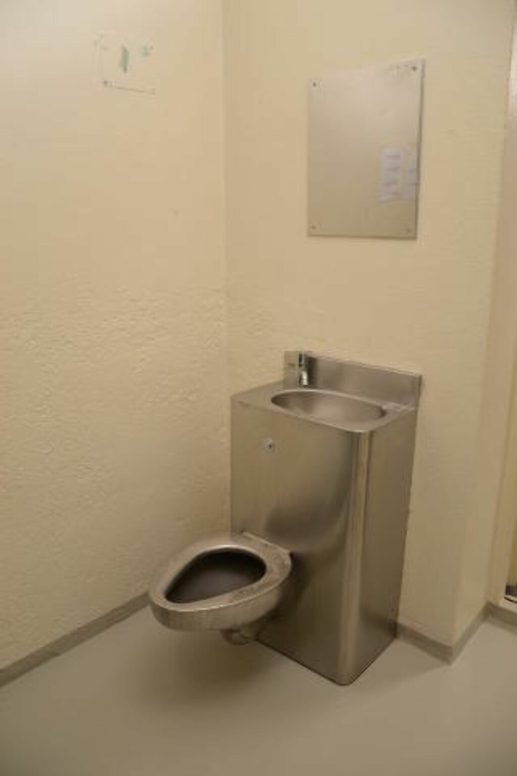 TOALETT: Toalettet Breivik har til disposisjon i fengselet er laget slik at det ikke har løse deler som kan benyttes som våpen eller til selvskading. Foto: Ila fengsel og forvaringsanstalt/Glefs AS TOALETT: Toalettet Breivik har til disposisjon i fengselet er laget slik at det ikke har løse deler som kan benyttes som våpen eller til selvskading. Foto: Ila fengsel og forvaringsanstalt/Glefs AS