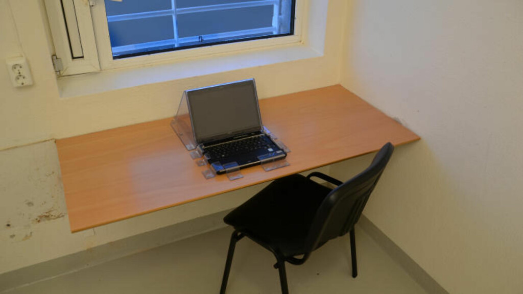 ARBEIDSROM: En av de tre cellene Breivik har tilgang til, er gjort om til arbeidsrom. Foto: Ila fengsel og forvaringsanstalt/Glefs AS ARBEIDSROM: En av de tre cellene Breivik har tilgang til, er gjort om til arbeidsrom. Foto: Ila fengsel og forvaringsanstalt/Glefs AS
