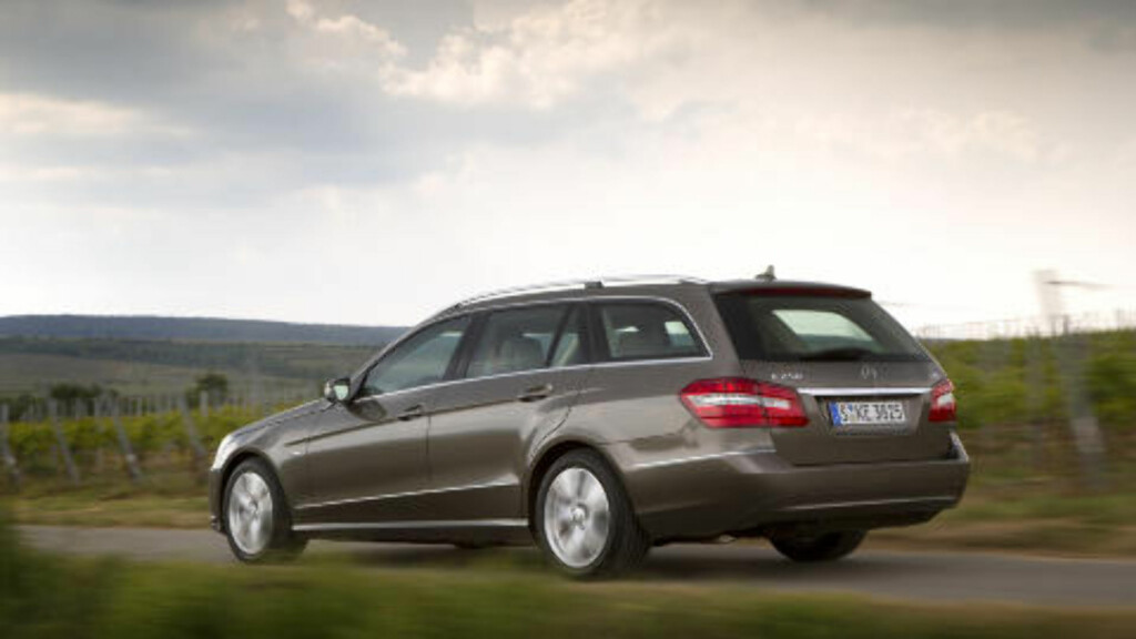 MERCEDES E-KLASSE: 2011 modell med 170 hk dieselmotor og 50 000 på telleren koster rundt 400 000 i Tyskland, hjemme begynner prisene på 500 000. MERCEDES E-KLASSE: 2011 modell med 170 hk dieselmotor og 50 000 på telleren koster rundt 400 000 i Tyskland, hjemme begynner prisene på 500 000.