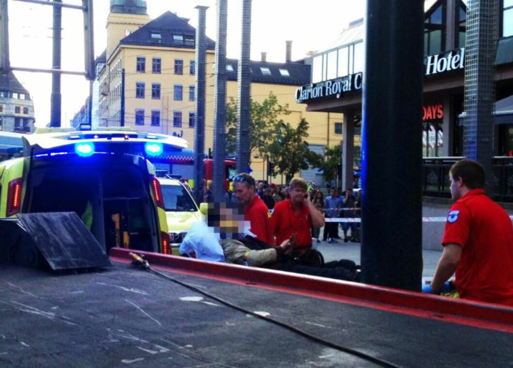 <strong>TIL SYKEHUS:</strong> Mannen som falt ned i sjakta, ble fraktet til sykehus i ambulanse. Foto: HARALD S. KLUNGTVEIT / DAGBLADET <strong>TIL SYKEHUS:</strong> Mannen som falt ned i sjakta, ble fraktet til sykehus i ambulanse. Foto: HARALD S. KLUNGTVEIT / DAGBLADET