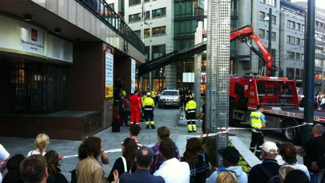 <strong>VAKTE OPPSIKT:</strong> Ulykken, som skjedde mellom Hotel Royal Christiania og Oslo City, fikk stor oppmerksomhet fra forbipasserende. Foto: DAVID SMITH <strong>VAKTE OPPSIKT:</strong> Ulykken, som skjedde mellom Hotel Royal Christiania og Oslo City, fikk stor oppmerksomhet fra forbipasserende. Foto: DAVID SMITH