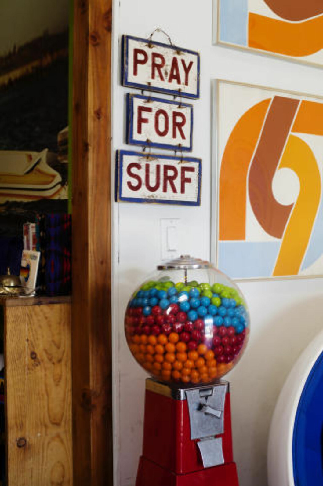 <strong>BØNN:</strong> Surfing er populært på Californiakysten, som skiltet viser. Foto: KNUT EGIL WANG <strong>BØNN:</strong> Surfing er populært på Californiakysten, som skiltet viser. Foto: KNUT EGIL WANG