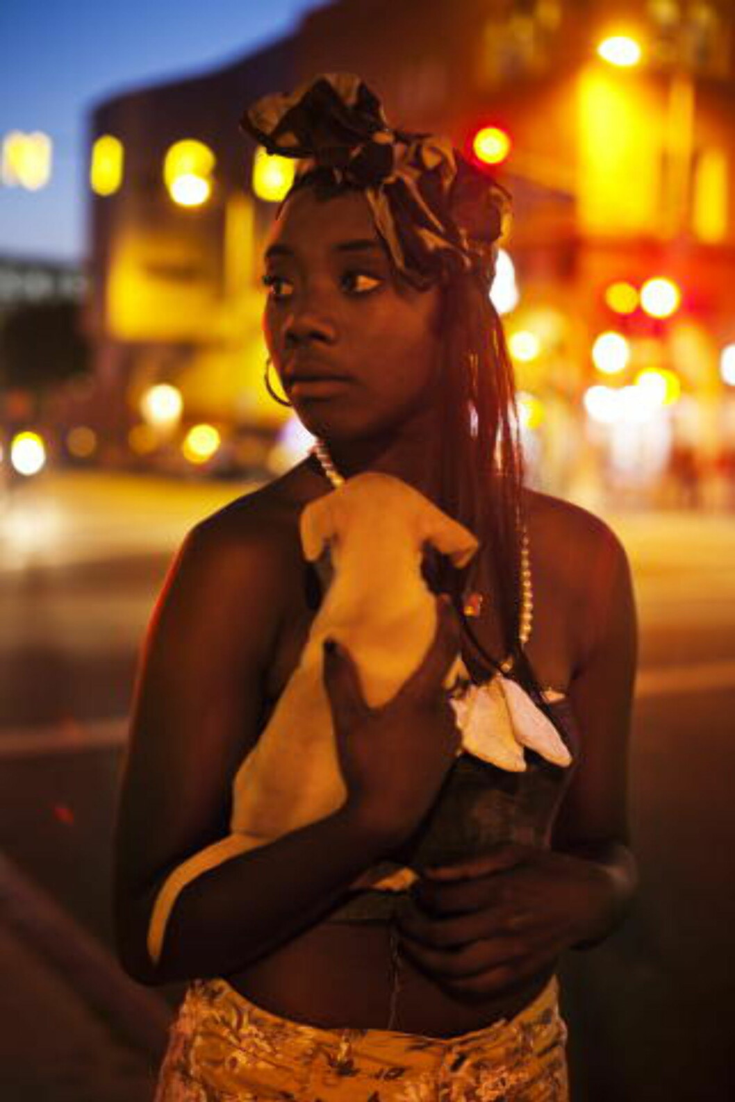 <strong>PUPPY LOVE:</strong> Lane White (17) prøver å selge valpen Chastity (3 md.) til forbipasserende i hunderike Venice. Foto: KNUT EGIL WANG <strong>PUPPY LOVE:</strong> Lane White (17) prøver å selge valpen Chastity (3 md.) til forbipasserende i hunderike Venice. Foto: KNUT EGIL WANG