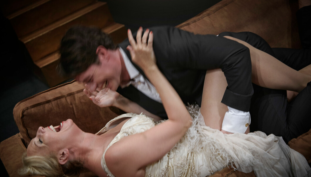 <strong>FUKTIG NACHSPIEL:</strong> Linn Skåber (som Martha) forfører Eldar Skar (som Nick). Foto: L-P. Lorentzen. <strong>FUKTIG NACHSPIEL:</strong> Linn Skåber (som Martha) forfører Eldar Skar (som Nick). Foto: L-P. Lorentzen.