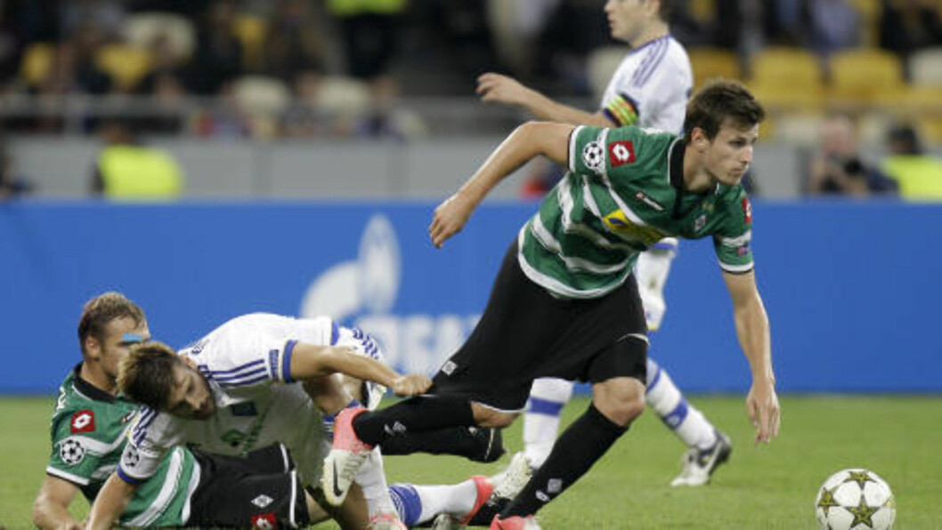 <strong>FAST PÅ GLADBACH-MIDTBANEN:</strong> Men Håvard Nordtveit er ikke nødvendigvis så begeistret for spillestilen på klubblaget. Her er han i aksjon i Champions League-kvalifiseringen mot Miguel Veloso og Dinamo Kiev. Foto: (AP Photo/Efrem Lukatsky) <strong>FAST PÅ GLADBACH-MIDTBANEN:</strong> Men Håvard Nordtveit er ikke nødvendigvis så begeistret for spillestilen på klubblaget. Her er han i aksjon i Champions League-kvalifiseringen mot Miguel Veloso og Dinamo Kiev. Foto: (AP Photo/Efrem Lukatsky)