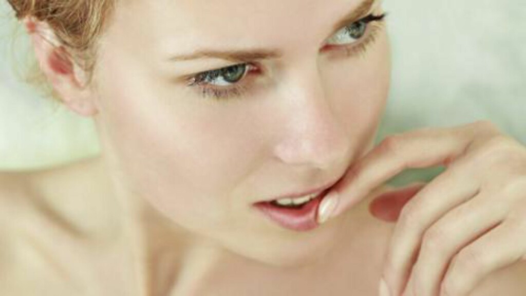 NEGLVBITING: Biter du negler, er det gjerne et tegn på at de er tørre, eller at du lider av vitaminmangel. FOTO: Thinkstock NEGLVBITING: Biter du negler, er det gjerne et tegn på at de er tørre, eller at du lider av vitaminmangel. FOTO: Thinkstock