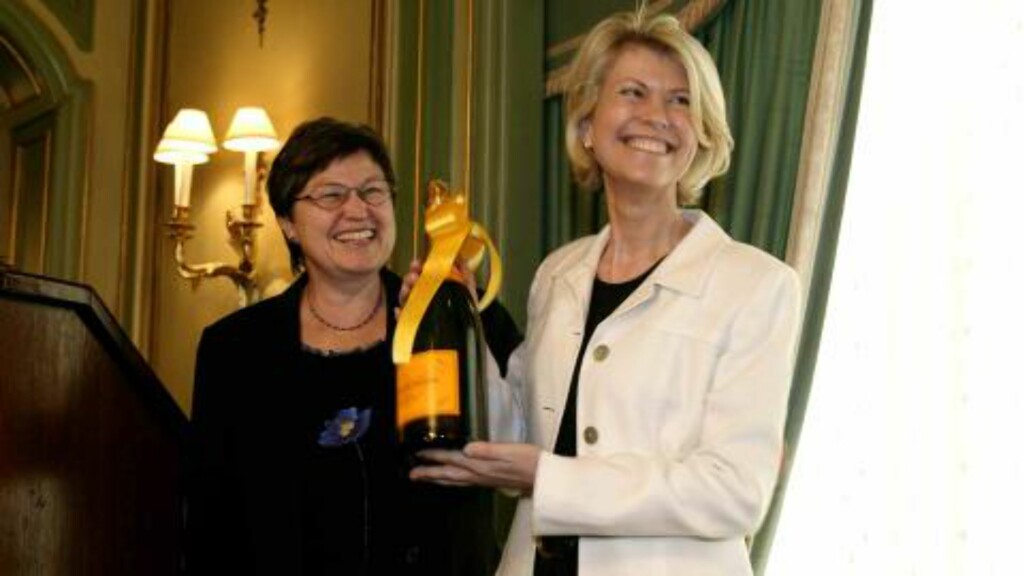 SUKSESSRIK: Hilde Midthjell ble i 2004 utnevnt til «Årets forretningskvinne». Prisen ble overrakt av Laila Dåvøy (t.v.).
Foto: Berit Roald / SCANPIX SUKSESSRIK: Hilde Midthjell ble i 2004 utnevnt til «Årets forretningskvinne». Prisen ble overrakt av Laila Dåvøy (t.v.).
Foto: Berit Roald / SCANPIX
