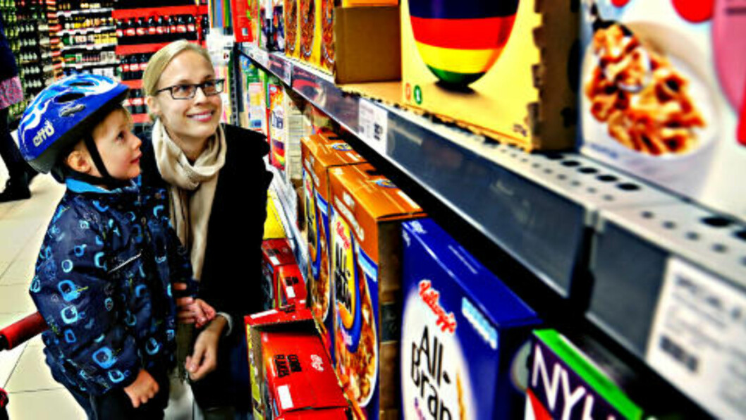 <strong> VIL FØLGE BEDRE MED:</strong> Elin Gustavsen (28) og sønnen Orion Gustav Ibsen (2 ½) handler ofte det samme når de er på butikken, og leser sjelden på pakkene hva produktene inneholder.
- Jeg var faktisk ikke klar over at noen produkter, og særlig frokostblandinger, kunne inneholde palmeolje. Det høres jo ikke bra ut. Jeg kommer nok til å se litt mer på pakkene neste gang jeg handler nå, sier Gustavsen. Foto: Jacques Hvistendahl <strong> VIL FØLGE BEDRE MED:</strong> Elin Gustavsen (28) og sønnen Orion Gustav Ibsen (2 ½) handler ofte det samme når de er på butikken, og leser sjelden på pakkene hva produktene inneholder.
- Jeg var faktisk ikke klar over at noen produkter, og særlig frokostblandinger, kunne inneholde palmeolje. Det høres jo ikke bra ut. Jeg kommer nok til å se litt mer på pakkene neste gang jeg handler nå, sier Gustavsen. Foto: Jacques Hvistendahl