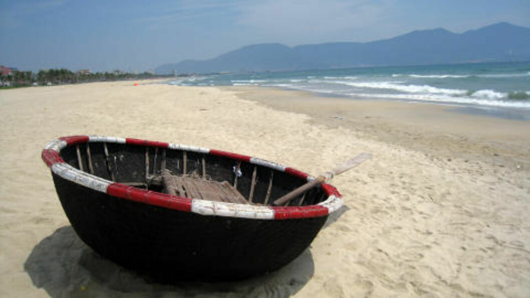 CHINA BEACH: Da Nang Beach, som amerikanerne kalte China Beach, er et par mil lang. Bortsett fra noen strandrestauranter og noen typiske bylyder i det fjerne, slipper du å bli forstyrret. Foto: TORMOD BRENNA CHINA BEACH: Da Nang Beach, som amerikanerne kalte China Beach, er et par mil lang. Bortsett fra noen strandrestauranter og noen typiske bylyder i det fjerne, slipper du å bli forstyrret. Foto: TORMOD BRENNA