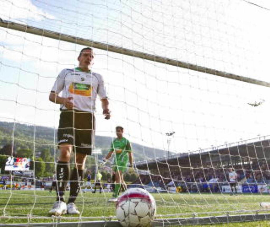 HAKKEKYLLINGER: Kristjan Örn Sigurdsson og Hønefoss gjorde lite annet enn å løpe i mellom og hente baller ut av nettet mot Strømsgodset på Marienlyst.Foto: Vegard Grøtt / NTB scanpix HAKKEKYLLINGER: Kristjan Örn Sigurdsson og Hønefoss gjorde lite annet enn å løpe i mellom og hente baller ut av nettet mot Strømsgodset på Marienlyst.Foto: Vegard Grøtt / NTB scanpix