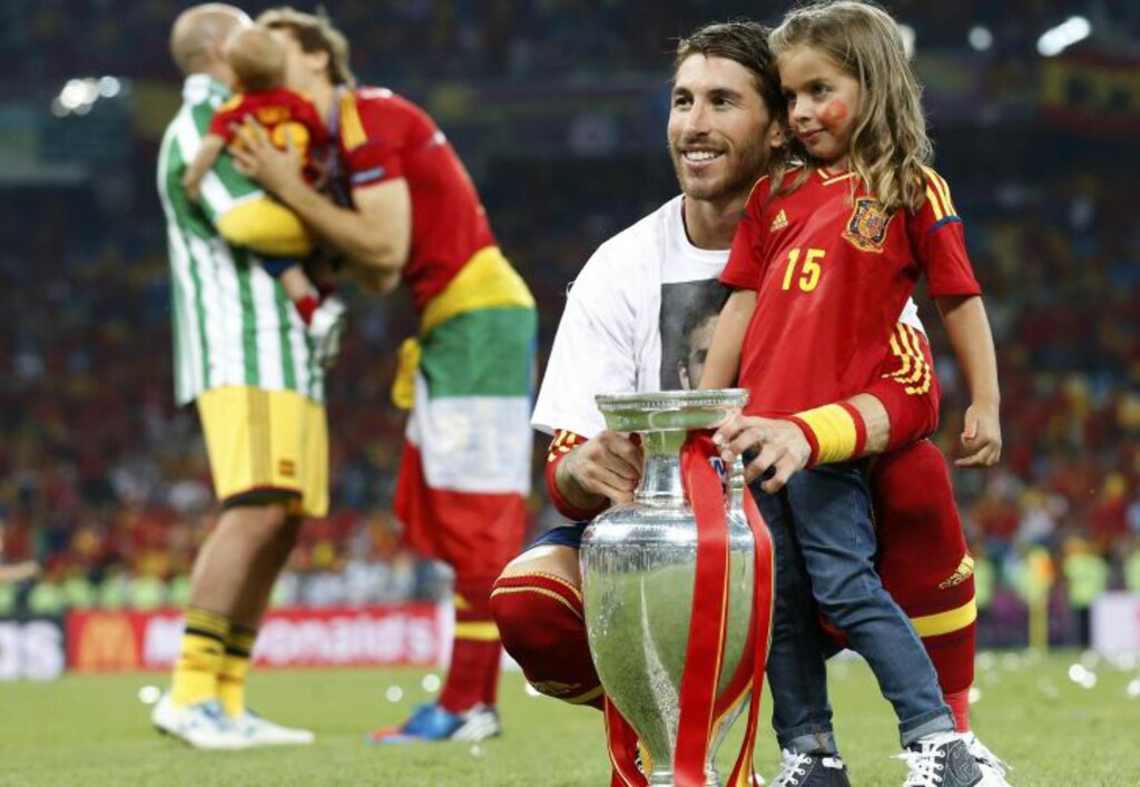 VISTE FRAM BARNA: Sergio Ramos poserer med pokalen og datteren. I bakgrunnen Pepe Reina og Fernando Llorente. Foto: REUTERS/Alessandro Bianchi VISTE FRAM BARNA: Sergio Ramos poserer med pokalen og datteren. I bakgrunnen Pepe Reina og Fernando Llorente. Foto: REUTERS/Alessandro Bianchi