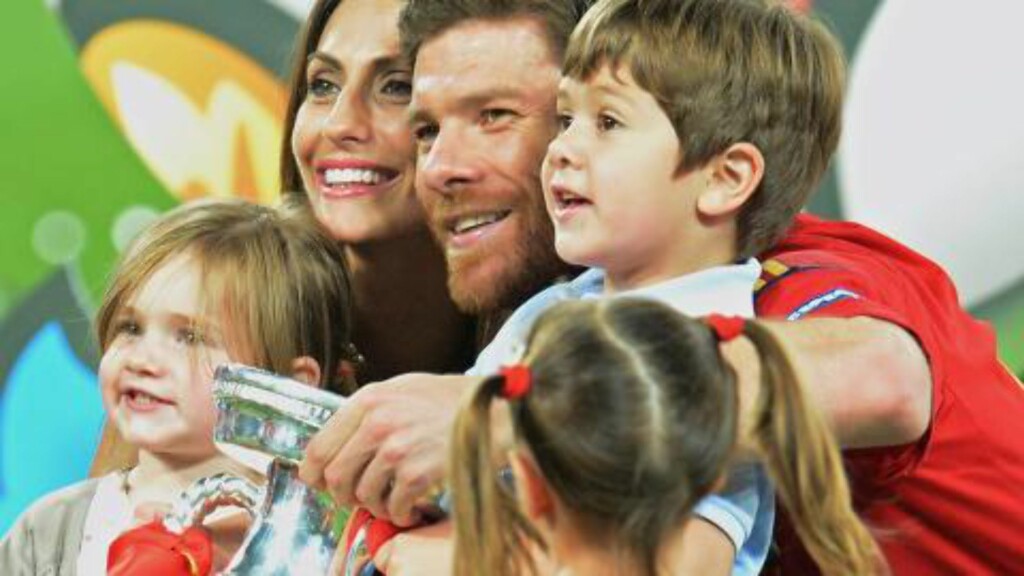 FAMILIEBILDE: Xabi Alonso sammen med kona Nagore Aranburu, sønnen Jon og datteren Ane. Foto: EPA/GEORGI LICOVSKI FAMILIEBILDE: Xabi Alonso sammen med kona Nagore Aranburu, sønnen Jon og datteren Ane. Foto: EPA/GEORGI LICOVSKI