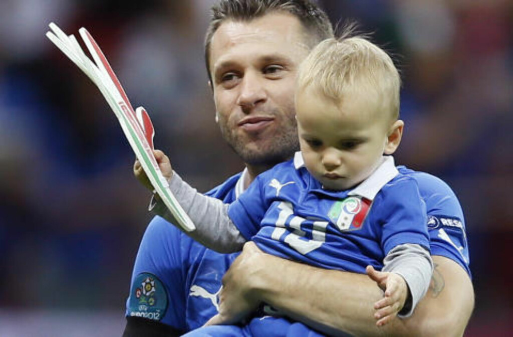 MED SØNNEN: Antonio Cassano og lille Christopher. Foto: (AP Photo/Frank Augstein) MED SØNNEN: Antonio Cassano og lille Christopher. Foto: (AP Photo/Frank Augstein)