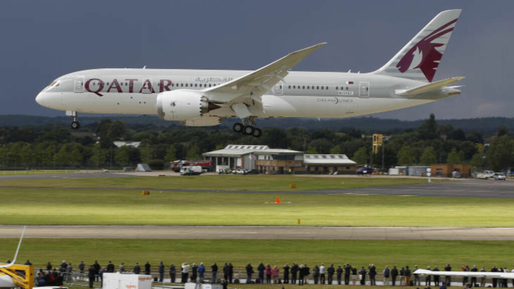 QATAR AIRWAYS: En av Qatar Airways' Boeing 787 Dreamliner - maskiner, lander under Farnborough International Airshow i England. Foto: LEFTERIS PITARAKIS/AP/NTB SCANPIX QATAR AIRWAYS: En av Qatar Airways' Boeing 787 Dreamliner - maskiner, lander under Farnborough International Airshow i England. Foto: LEFTERIS PITARAKIS/AP/NTB SCANPIX