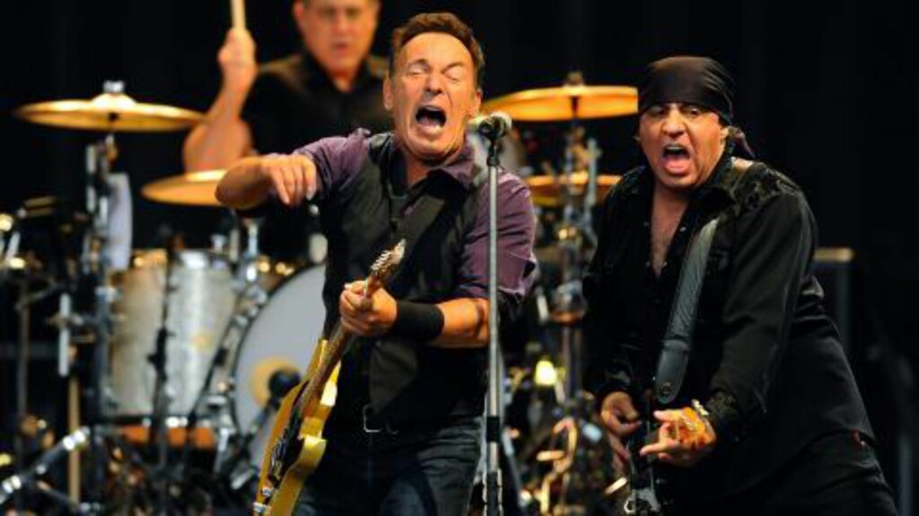 MED THE BOSS: Steven Van Zandt er gitarist i Bruce Springsteens E Street Band, og er nå i Norge for å spille flere konserter. Foto: EPA / NTB Scanpix MED THE BOSS: Steven Van Zandt er gitarist i Bruce Springsteens E Street Band, og er nå i Norge for å spille flere konserter. Foto: EPA / NTB Scanpix