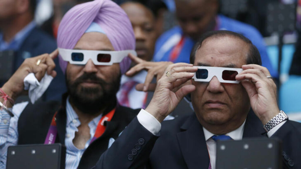 OPPSIKT: Flere sperret opp øynene da den ukjente kvinnen dukket opp under åpningssermonien i natt. Her er preidenten for Indias olympiske forbund Vijay Kumar Malhotra (t.h.) og hans gjest Gurmit Singh. Foto: SUZANNE PLUNKETT/ Reuters /NTB Scanpix OPPSIKT: Flere sperret opp øynene da den ukjente kvinnen dukket opp under åpningssermonien i natt. Her er preidenten for Indias olympiske forbund Vijay Kumar Malhotra (t.h.) og hans gjest Gurmit Singh. Foto: SUZANNE PLUNKETT/ Reuters /NTB Scanpix