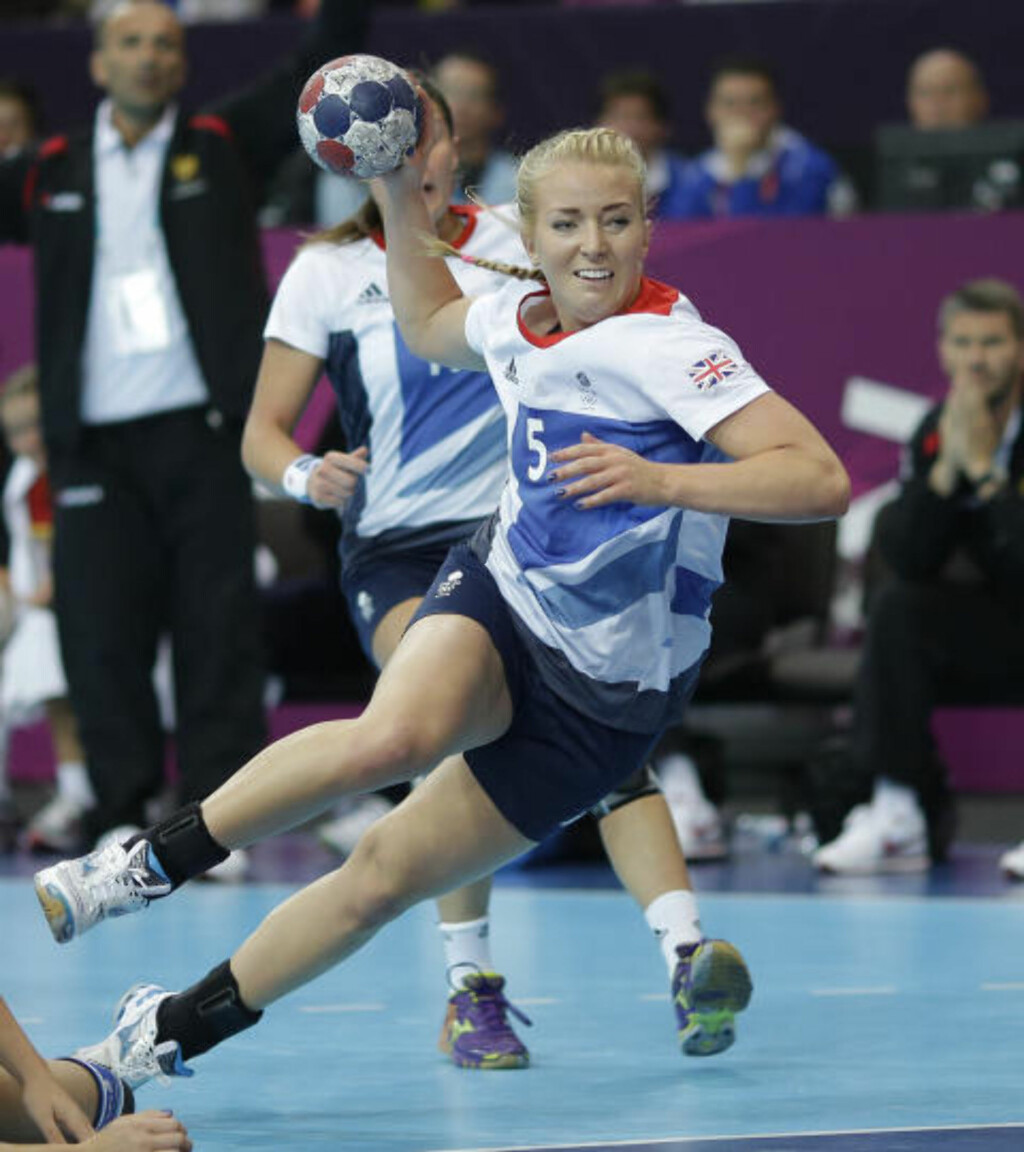 NORSK BRITE: Asker-spiller Nina Heglund (19) scoret ikke mot Russland i dag, men her scorer hun mot Montenegro i Storbritannias første OL-kamp mot Montenegro. Foto: MATTHIAS SCHRADER, AP / NTB SCANPIX NORSK BRITE: Asker-spiller Nina Heglund (19) scoret ikke mot Russland i dag, men her scorer hun mot Montenegro i Storbritannias første OL-kamp mot Montenegro. Foto: MATTHIAS SCHRADER, AP / NTB SCANPIX