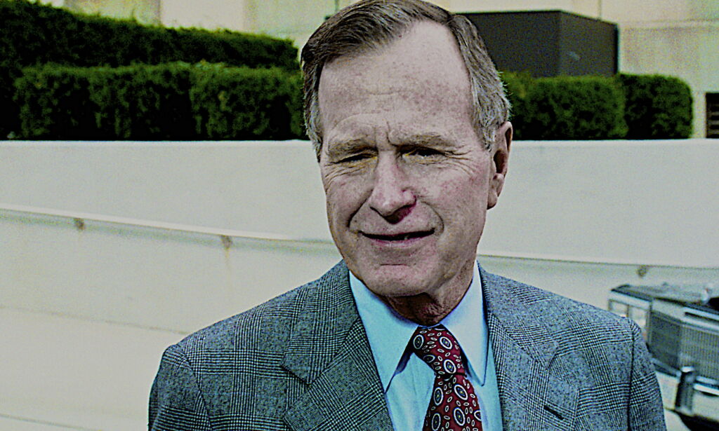 image: CNN: George Bush kommer til å stemme på Hillary Clinton