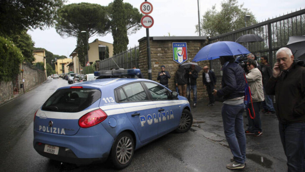 RANSAKET ROMMET: Politiet troppet mandag opp på stedet der den italienske troppen ladet opp til EM. Der ransaket de rommet til Domenico Criscito, som rett etter ble vraket.Foto: (AP Photo/Matteo Bovo, Lapresse) RANSAKET ROMMET: Politiet troppet mandag opp på stedet der den italienske troppen ladet opp til EM. Der ransaket de rommet til Domenico Criscito, som rett etter ble vraket.Foto: (AP Photo/Matteo Bovo, Lapresse)