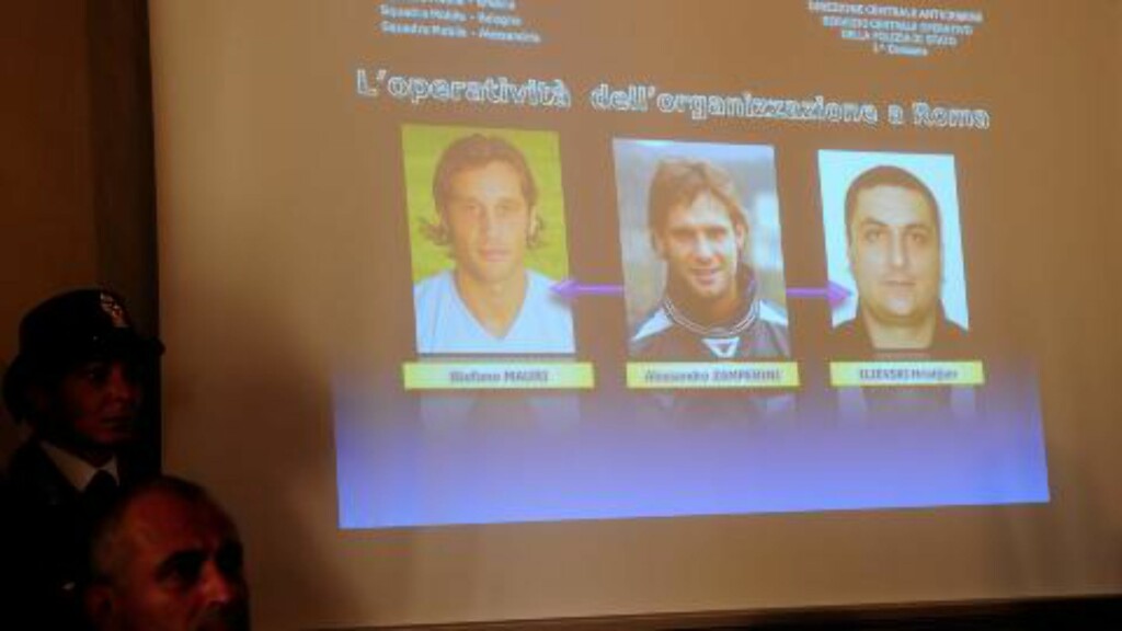 ARRESTERT: På en pressekonferanse mandag viste politiet fram bilder av personene de har pågrepet, mistenkt for kampfiksing. Helt til venstre er Lazio-kaptein Stefano Mauri. Foto: AFP PHOTO / OLIVIER MORIN ARRESTERT: På en pressekonferanse mandag viste politiet fram bilder av personene de har pågrepet, mistenkt for kampfiksing. Helt til venstre er Lazio-kaptein Stefano Mauri. Foto: AFP PHOTO / OLIVIER MORIN