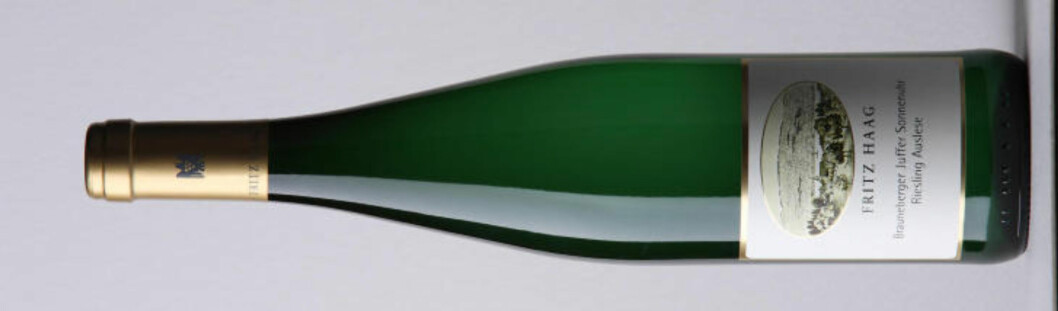 <strong>SØT SEKSER:</strong> 2007 Riesling Auslese Brauneberger Juffer Sonnenuhr Goldkapsel fra Mosel i Tyskland får 93 poeng og sekser på terningen. <strong>SØT SEKSER:</strong> 2007 Riesling Auslese Brauneberger Juffer Sonnenuhr Goldkapsel fra Mosel i Tyskland får 93 poeng og sekser på terningen.