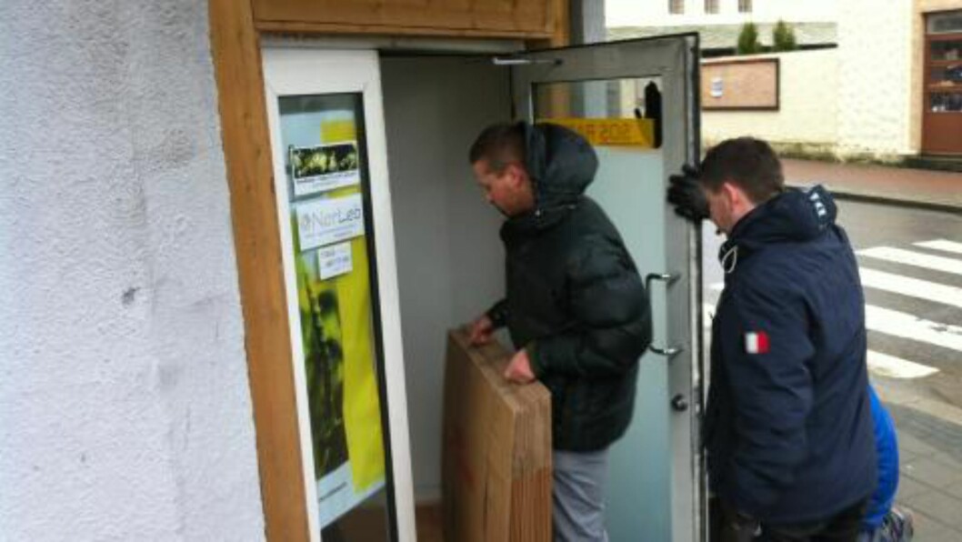 KOM SEG INN: Politiet måtte jobbe litt med låsen til SOS Rasisme, men er nå inne i lokalet. Foto: Jacques Hvistendahl / Dagbladet KOM SEG INN: Politiet måtte jobbe litt med låsen til SOS Rasisme, men er nå inne i lokalet. Foto: Jacques Hvistendahl / Dagbladet