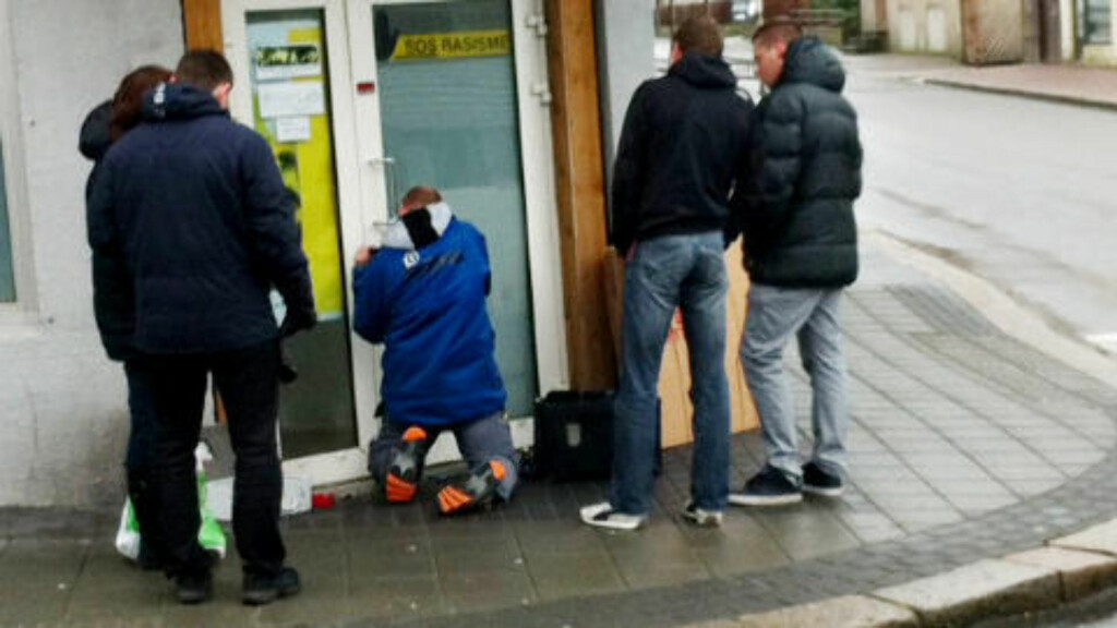 TOK SEG INN: Politiet trengte en liten stund på å ta seg gjennom låsen - men lyktes til slutt. Foto: Jacques Hvistendahl / Dagbladet TOK SEG INN: Politiet trengte en liten stund på å ta seg gjennom låsen - men lyktes til slutt. Foto: Jacques Hvistendahl / Dagbladet